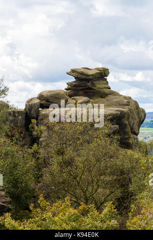 Belles formations rocheuses en équilibrage Brimham Rocks Campsites Canet-en-Roussillon près de North Yorkshire England Royaume-Uni UK Banque D'Images