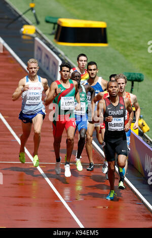 Kyle LANGFORD (Grande-Bretagne), Brandon MCBRIDE (Canada), Jesús Tonatiu LÓPEZ (Mexique) qui se font concurrence dans la chaleur du 800 m hommes 2 au 2017, championnats du monde IAAF, Queen Elizabeth Olympic Park, Stratford, London, UK. Banque D'Images