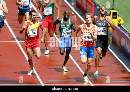 Kevin LÓPEZ (Espagne), Thijmen KUPERS (Pays-Bas, Hollande), Brandon MCBRIDE (Canada), Antoine GAKEME (Burundi) qui se font concurrence dans la chaleur du 800 m hommes 2 au 2017, championnats du monde IAAF, Queen Elizabeth Olympic Park, Stratford, London, UK. Banque D'Images