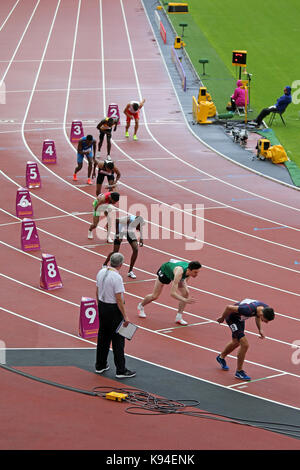 Adam KSZCZOT (Pologne), Abu Salim Mayanja (Ouganda), Francky MBOTTO (République centrafricaine), Hamada MOHAMED (Egypte), Mostafa SMAILI (Maroc), Nijel AMOS (Botswana), marquer l'anglais (Irlande), Pierre-Ambroise BOSSE (France) au début de la chaleur du 800 m hommes 5 au 2017, championnats du monde IAAF, Queen Elizabeth Olympic Park, Stratford, London, UK. Banque D'Images