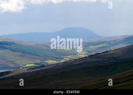 Ingleborough Mountain en silhouette de Buttertubs dans le Yorkshire Dales National Park Yorkshire Angleterre Royaume-uni UK Banque D'Images