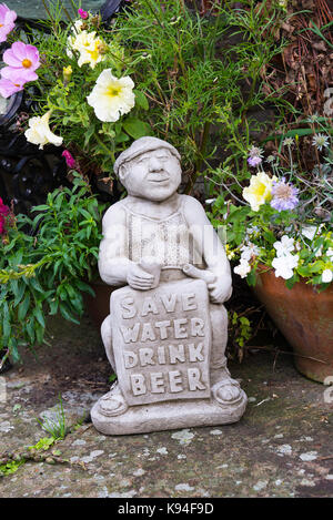 Vieil Homme statue Jardin 'Save' ornement de l'eau Boire de la bière dans un Chalet jardin à Bainbridge North Yorkshire Angleterre Royaume-Uni UK Banque D'Images