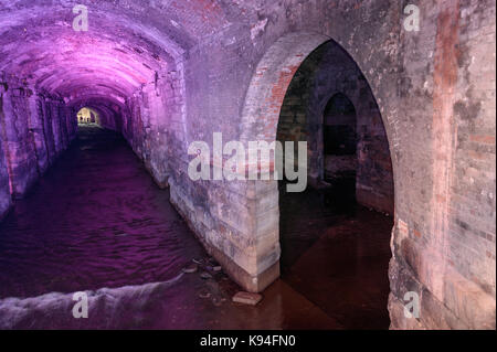 La rivière aire passant sous la gare de la ville de Leeds, à travers une zone connue sous le nom de l'obscurité des arches. Banque D'Images