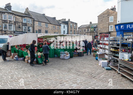 Les acheteurs sur le marché, otley, Leeds Banque D'Images