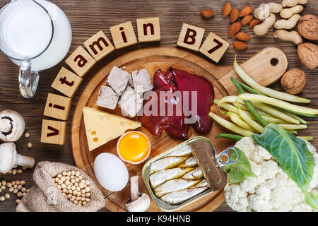 Les aliments riches en vitamine B7 (biotine). aliments comme le foie, le jaune d'oeufs, la levure, le fromage, les sardines, le soja, le lait, le chou-fleur, les haricots verts, champignons, arachides, w Banque D'Images