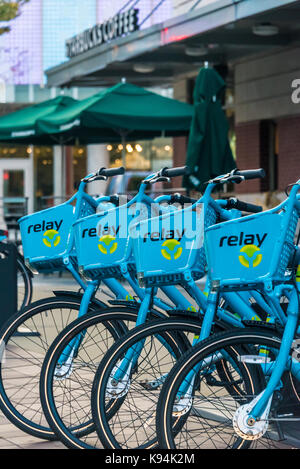 Partager vélo relais de location de vélos en libre-service à café Starbucks dans le centre-ville d'Atlanta, Géorgie près de Centennial Olympic Park. (Usa) Banque D'Images