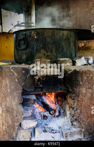 Une très grande casserole sur un feu ouvert en Ouganda Banque D'Images