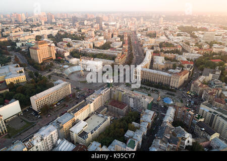 Une vue de l'air à la rue centrale de Kiev, khreshchatyk - le square, la place de l'indépendance, de Staline et de l'architecture moderne de l'Ukraine. Banque D'Images