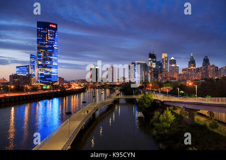 Skyline en été derrière la rivière Schuylkill promenade au coucher du soleil , Philadelphie, Pennsylvanie, USA Banque D'Images