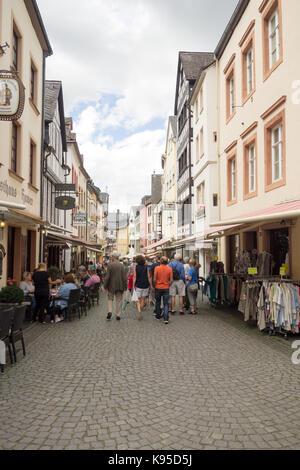 BERNKASTEL-KEUS, ALLEMAGNE - 5 août 17 : les touristes se promènent le long de la rue Römerstralbe, au milieu de la vieille ville médiévale de la Moselle. Banque D'Images