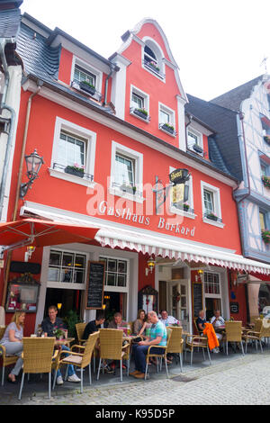 BERNKASTEL-KEUS, ALLEMAGNE - 5 août 17 : les touristes dînent au Gasthaus Burkard, un restaurant d'hôtel allemand traditionnel. Banque D'Images