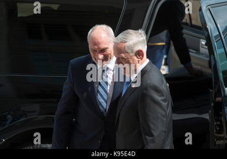 Le Secrétaire de la Défense Jim Mattis héberge un honneur pour cordon Le Ministre polonais de la défense, Antoni Macierewicz, 21 sept. Banque D'Images