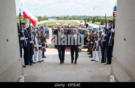 Le Secrétaire de la Défense Jim Mattis héberge un honneur pour cordon Le Ministre polonais de la défense, Antoni Macierewicz, 21 sept. Banque D'Images