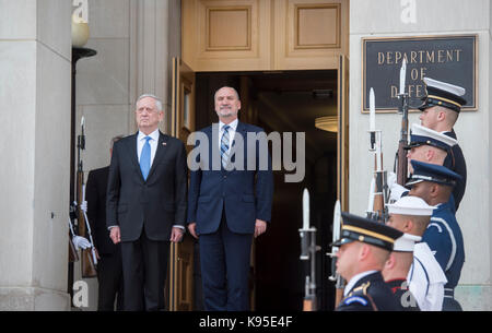 Le Secrétaire de la Défense Jim Mattis héberge un honneur pour cordon Le Ministre polonais de la défense, Antoni Macierewicz, 21 sept. Banque D'Images