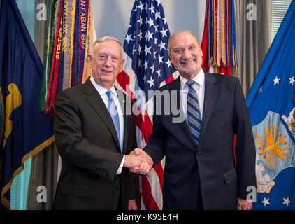 Le Secrétaire de la Défense Jim Mattis héberge un honneur pour cordon Le Ministre polonais de la défense, Antoni Macierewicz, 21 sept. Banque D'Images