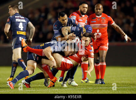 Salford red devils' evalds niall est abordé par St Helens Luc douglas, au cours de la super betfred 8s match au stade aj bell, Salford. Banque D'Images