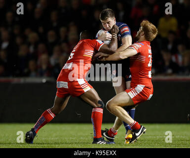 St Helens Mark Percival est abordé par salford red devils' rob lui (à gauche) et Kris welham (à droite), au cours de la super betfred 8s match au stade aj bell, Salford. Banque D'Images