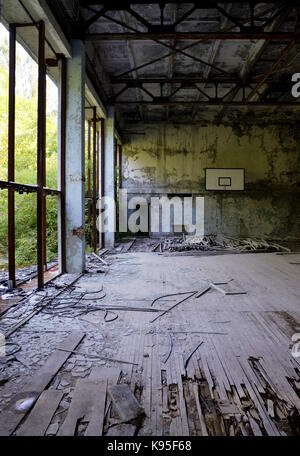 Un terrain de basket-ball de Pripyat, zone d'exclusion de Tchernobyl, en Ukraine. Banque D'Images