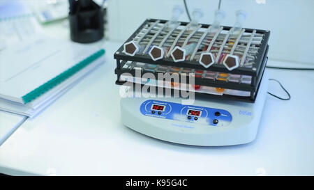 Les instruments de mesure électroniques. l appareil de contrôle en laboratoire médical. close up scientist doing test chimique en laboratoire. moderne dans la centrifugeuse de laboratoire médical moderne. machine moderne aux contrôles sanguins. laboratoire de chimie physique de l'équipement. matériel pour laboratoire. le matériel médical dans le centre de diagnostic de laboratoire d'analyse. équipement. vue panoramique. la science et de la médecine Banque D'Images