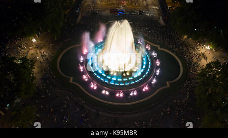 Fontaine magique dans la nuit, Barcelone, Espagne Banque D'Images