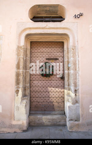 L'ancienne porte de bois avec porte en pierre émaillé et surround oriel, Avallon, Yonne, Bourgogne, France Banque D'Images