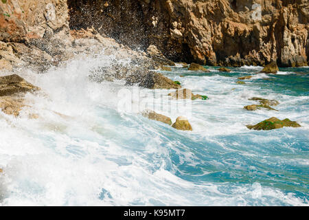 Rocky seashore avec éclaboussures des vagues Banque D'Images
