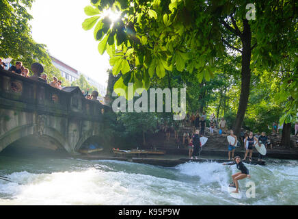 Surfer à l'Eisbach flux, vague, Englischer Garten (jardin anglais), München, Munich, Oberbayern, Haute-Bavière, Bayern, Bavière, Allemagne Banque D'Images