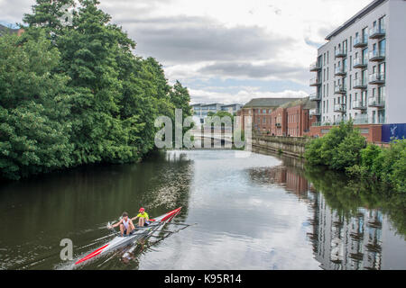 De l'aviron sur la rivière Derwent derby. vue depuis le moulin à soie Banque D'Images