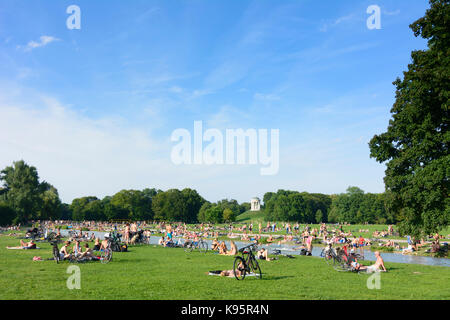 Englischer Garten (jardin anglais), vue de Monopteros, stream Schwabinger Bach, baigneur, gens, sunbather, München, Munich, Oberbayern, Haute-Bavière Banque D'Images