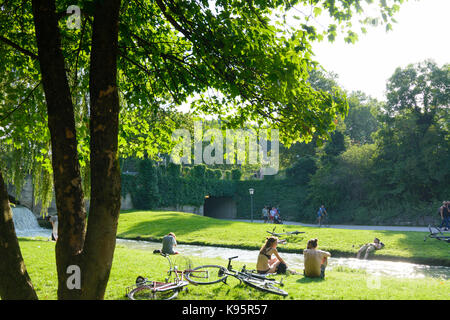 Englischer Garten (jardin anglais), prairie, flux, München, Munich, Oberbayern, Haute-Bavière, Bayern, Bavière, Allemagne Banque D'Images