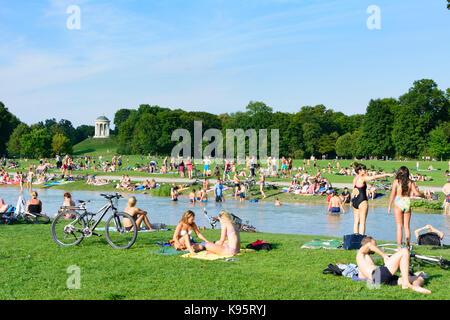 Englischer Garten (jardin anglais), vue de Monopteros, stream Schwabinger Bach, baigneur, gens, sunbather, München, Munich, Oberbayern, Haute-Bavière Banque D'Images