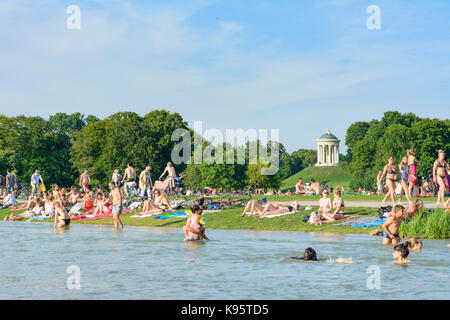 Englischer Garten (jardin anglais), vue de Monopteros, stream Schwabinger Bach, baigneur, gens, sunbather, München, Munich, Oberbayern, Haute-Bavière Banque D'Images