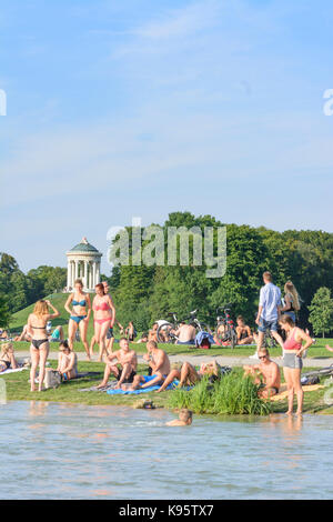 Englischer Garten (jardin anglais), vue de Monopteros, stream Schwabinger Bach, baigneur, gens, sunbather, München, Munich, Oberbayern, Haute-Bavière Banque D'Images