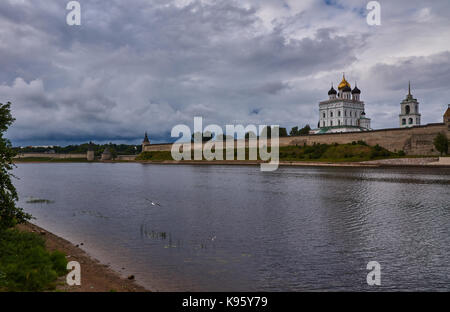 L'été, en soirée. Le ciel est couvert de nuages. Une mouette vole au-dessus de la rivière. sur la rive opposée est le kremlin de pskov.la Russie, région de Pskov, aménage Banque D'Images