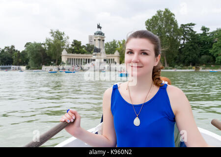 Belle jeune fille sur un bateau au parc du Retiro à Madrid, Espagne. faible profondeur de champ. Banque D'Images