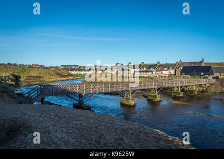 La baie de cruden passerelle au-dessus de cours d'eau. Banque D'Images