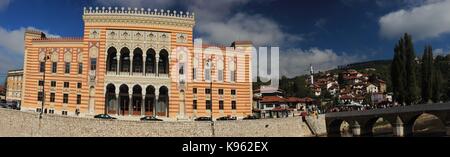 Vijećnica est le plus extravagant bâtiment construit à Sarajevo pendant l'occupation austro-hongrois et sert de symbole de la réunion de la c Banque D'Images