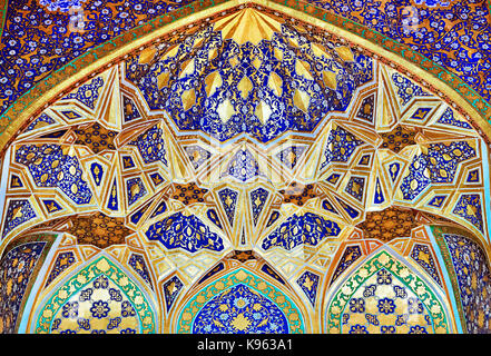Samarkand, Ouzbékistan - mai 04, 2014 : intérieur de tilya kori madrasah, sur la place du Registan Banque D'Images