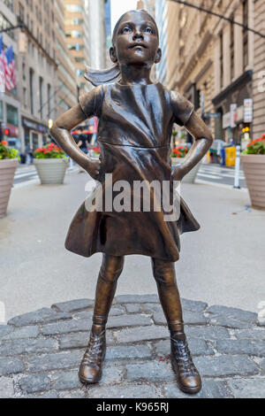 La jeune fille intrépide statue sur l'affichage dans le quartier financier, à proximité de la Bourse de New York à Manhattan, New York City. Banque D'Images