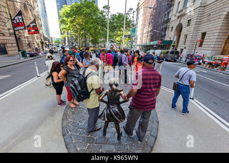 La Statue et le Bull charge fille intrépide Statue entourée par les touristes dans le quartier financier, à proximité de la Bourse de New York, Manhattan Banque D'Images