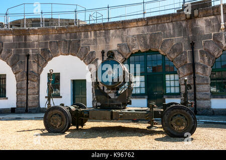 Une vieille guerre mondiale deux anti-aircraft projecteur monté sur une platine fixée sur une remorque mobile debout dans la cour du fort de nothe weymouth Banque D'Images