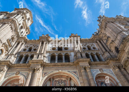 Malaga, Espagne : la façade de la cathédrale de Malaga, vue vers le haut. Banque D'Images