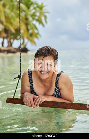 Un smiling mature woman sur mer plage Banque D'Images