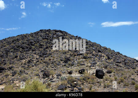 Les visiteurs monter le chemin raide de le monument national Petroglyph à Albuquerque, Nouveau Mexique. Ils sont la visualisation des centaines de pétroglyphes dans la pa Banque D'Images