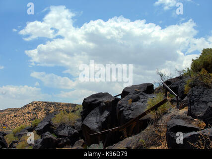 L'un des sentiers escarpés qui vous emmène au-delà des nombreux pétroglyphes au monument national Petroglyph dans aluquerque, Nouveau Mexique. Banque D'Images