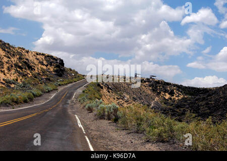 Route serpente autour du monument national Petroglyph à Albuquerque, Nouveau Mexique. Banque D'Images