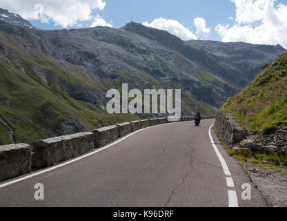 Motocycliste sur le col du Stelvio, avec 76 virages en épingle à cheveux de la route l'un des meilleurs au monde et un col alpin Ultra hautes, de l'Italie à la Suisse Banque D'Images