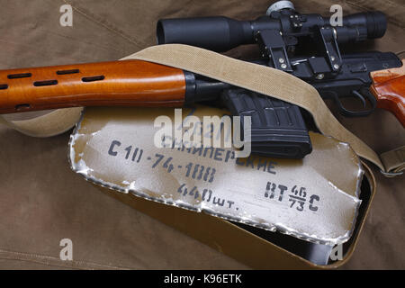 Svd fusil de sniper avec la boîte de munitions sur toile de fond. l'inscription traduit du russe comme 'snipers' munitions Banque D'Images