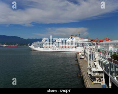 Bateau de croisière 'Coral Princess' quitte le Canada Place, Vancouver, la position à l'Alaska. Banque D'Images