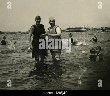 Meubles anciens c1920 photo, deux femmes dans la période des maillots à un lac de baignade populaire, avec des bateaux en arrière-plan. Emplacement inconnu, probablement de la Nouvelle Angleterre. source : photographie originale.
